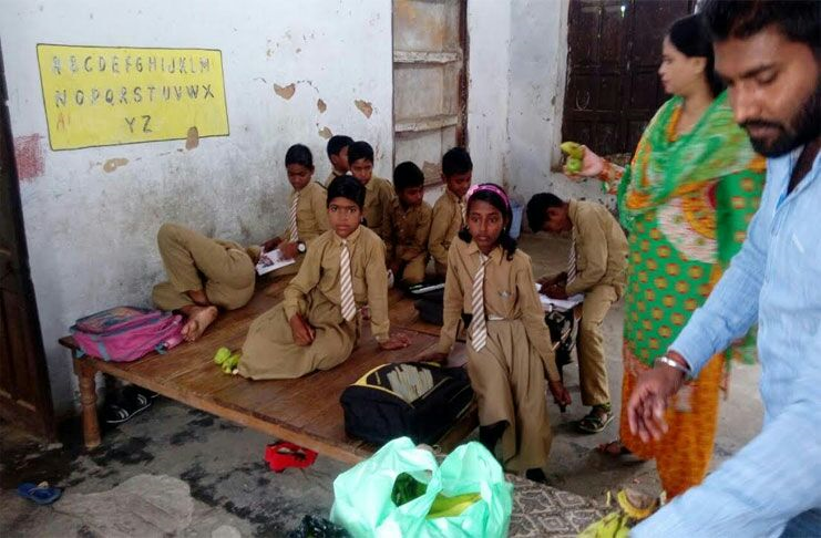 पार्षद ने नहीं की बच्चों के लिए भोजन की व्यवस्था, अध्यापिकाओं से करतें हैं बद्तमीजी से बात
