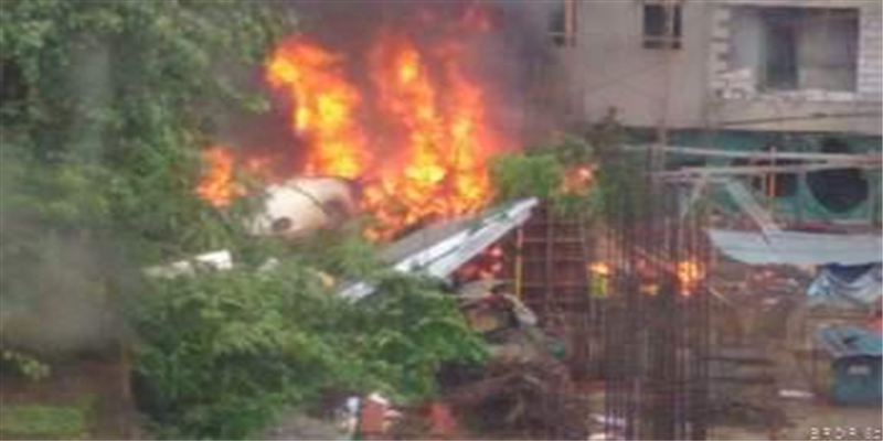 मुंबई के घाटकोपर इलाके में गिरा विमान, पांच की मौत