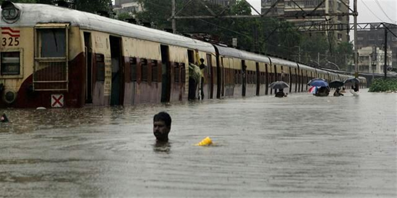 बारिश ने रोकी मुंबई की रफ्तार, अगले 48 घंटों में भारी बारिश का अलर्ट जारी