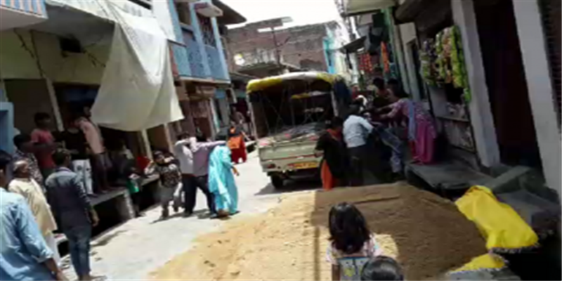 महराजगंज: दो पक्षों में बवाल, चले लाठी डंडे तो मोहल्ले में मच गई भगदड़, पुलिस ने लिया बड़ा एक्शन