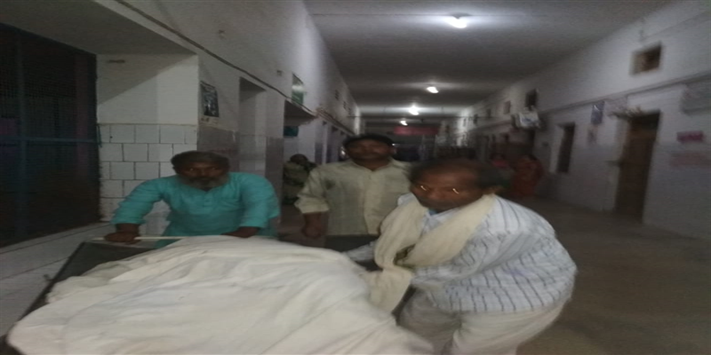 अस्पताल कर्मचारियों ने एम्बुलेन्स में नहीं रखा शव, AIMIM नेता ने की मदद।