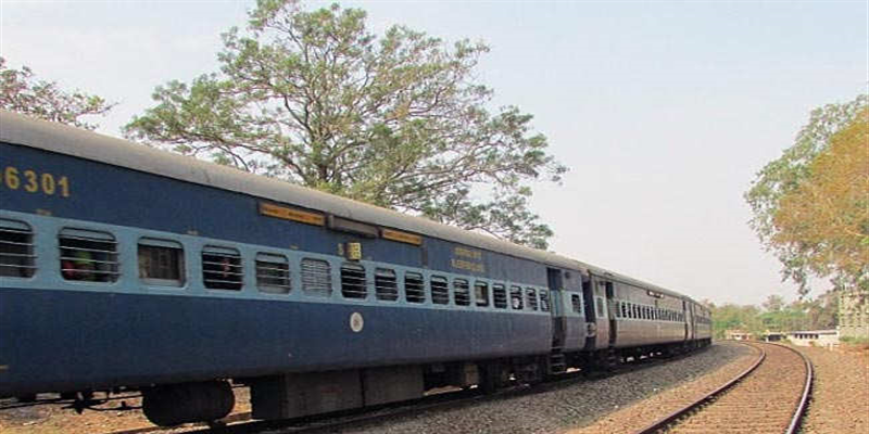 गोरखपुर से मुंबई के बीच 4 फेरे में स्पेशल ट्रेन चलेगी