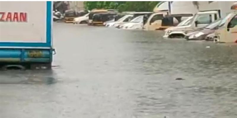 मुम्बई।कल रात से हो रही तेज़ बारिश के  कारण मुम्बई के कई इलाकों में भरा पानी*