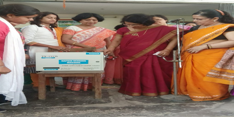 महिला महाविद्यालय कानपुर में हुआ सेनेटरी पैड वेंडिंग मशीन का उद्घाटन।