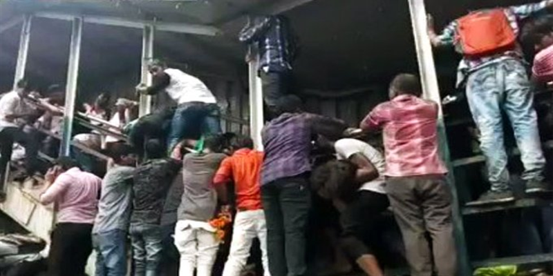 मुंबई में बड़ा हादसा, एलफिंस्टन रेलवे स्टेशन पर भगदड़ में 22 की मौत, दर्जनों लोग घायल